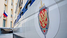 Znak ruské Federální služby bezpečnosti (FSB) na služebním voze (19. dubna 2022) | na serveru Lidovky.cz | aktuální zprávy