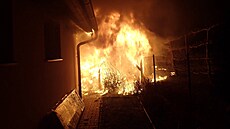 Požár pergoly ve zlínské místní části Kudlov ohrožoval i rodinný dům (duben...