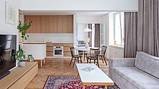 Centrální ást interiéru tvoí prostorný obývací pokoj spojený s kuchyní a...