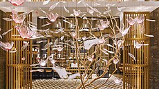 Kinetická instalace obsahuje vedle křišťálových okvětních lístků magnolie i...