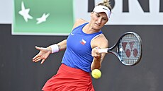 eská tenistka Markéta Vondrouová hraje forhend v kvalifikaci Poháru Billie...