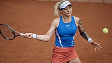 eská tenistka Tereza Martincová hraje forhend v kvalifikaci Poháru Billie Jean...