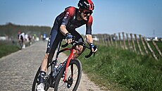 Dylan van Baarle v průběhu závodu Paříž - Roubaix.