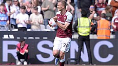 Tomá� Sou�ek z West Hamu se raduje z gólu v duelu s Burnley.
