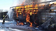Na D1 nedaleko Hranic za�al ho�et náv�s projí�d�jícího kamionu nalo�ený...