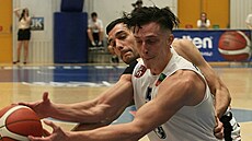 Tomá� Pomikálek (vpravo) z D��ína pod tlakem Nikoly Pe�akovi�e z Hradce Králové.