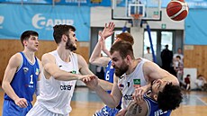 Basketbalisté NH Ostrava Kevin Týml (v bílém vlevo) a Filip Šmíd odstavují od...