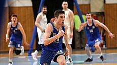 Basketbalista Kyle Mangas z USK Praha se raduje z vítězné trojky v utkání v...