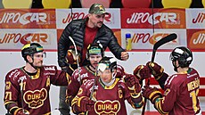 Jihlavští hokejisté a jejich trenér Viktor Ujčík slaví gól.