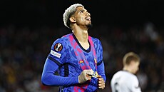Ronald Araujo z Barcelony lituje zahozené �ance.