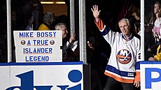 Mike Bossy mává fanoukm New York Islanders v roce 2015.