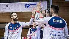 Brn�n�tí basketbalisté nastupují k zápasu play off, vlevo Jakub Krakovi�,...