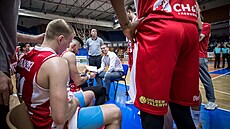 Pardubi�tí basketbalisté a jejich trenér Dino Repe�a