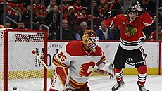 Dominik Kubalík slaví chicagský gól v zápase s  Calgary, inkasuje Jacob...