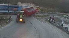 Traktor vjel na elezniní pejezd, vlek smetl vlak