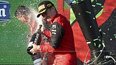 Charles Leclerc slaví triumf ve Velké ceně Austrálie formule 1.