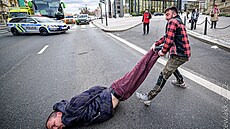 Klimatičtí aktivisté již druhý týden v centru Prahy blokují dopravu. (8. dubna...
