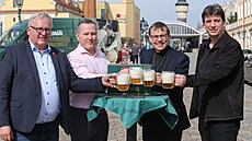 Plze�ský biskup Tomá� Holub po�ehnal plze�skému pivu, které se podle tradice na...