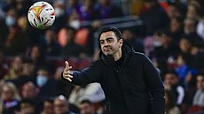 Barcelonský trenér Xavi Hernández podává balon b�hem ligového zápasu s Cádizem.