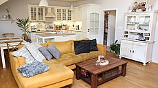 Obývací pokoj je propojen s kuchyní v jeden velký prostor.