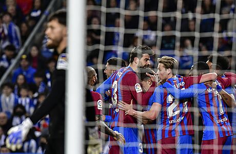 Fotbalisté Barcelony oslavují gól na hiti San Sebastianu.