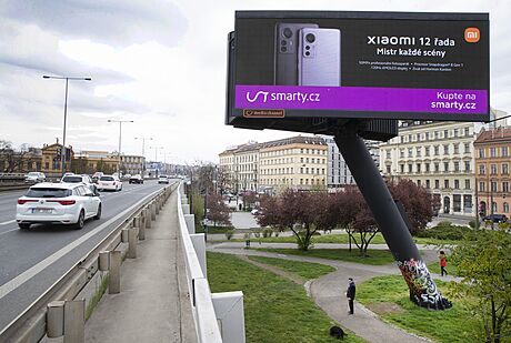 V Praze na Tnov je ji léta nepovolený billboard. (21. dubna 2022)