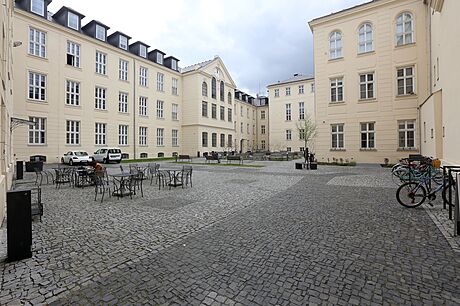 Pohled do dvora Filozofické fakulty Univerzity Palackého v Kikovské ulici v...