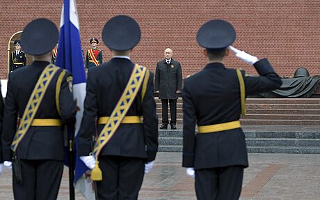 Ruský prezident Vladimir Putin a vojáci pi Dni vítzství v roce 2020