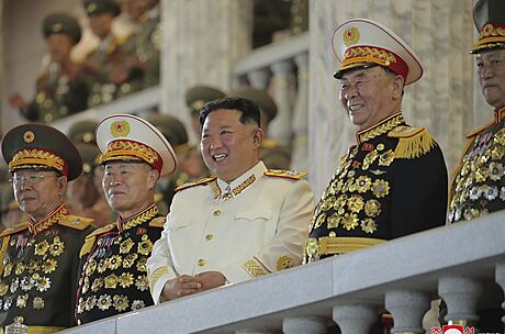 Vdce KLDR Kim ong-un se úastní vojenské pehlídky k 90. výroí zaloení...