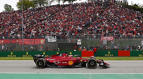 Fanouci Ferrari v hlediti na okruhu v Imole a pod nimi jejich hrdina Charles...