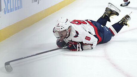 Alex Ovekin z Washington Capitals padá podraený v zápase s Colorado Avalanche.