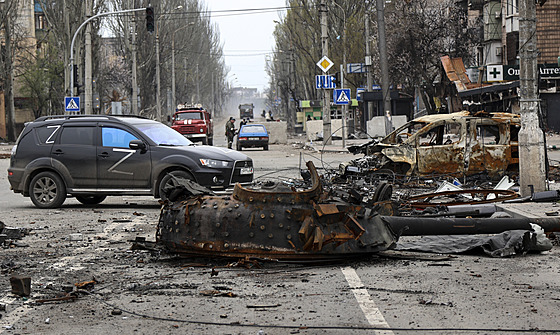 Trosky znieného tanku v ulicích Mariupolu (23. dubna 2022)