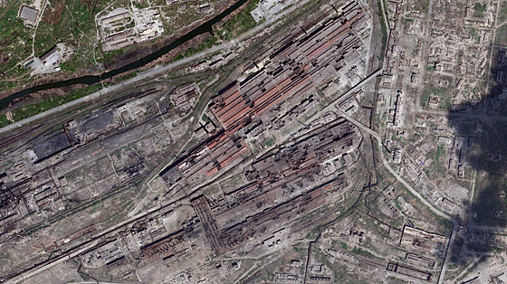 Satelitní snímek oceláren Azovstal v Mariupolu (25. dubna 2022)