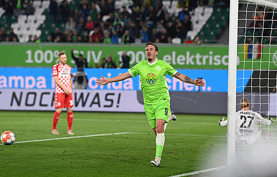 Max Kruse z Wolfsburgu oslavuje jeden ze svých gól do branky Mohue.