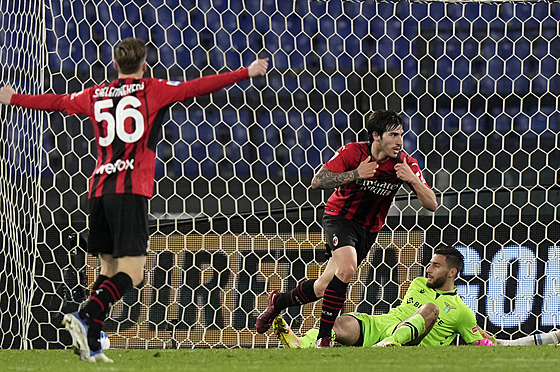 Sandro Tonali (vpravo) z AC Milán oslavuje gól na hiti Lazia.