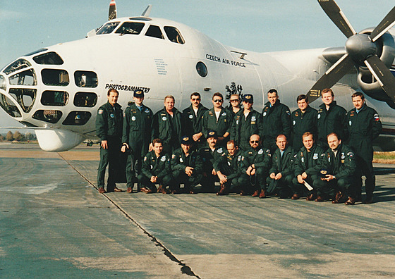 eský tým projektu Open Skies v roce 1995 na francouzské letecké základn...