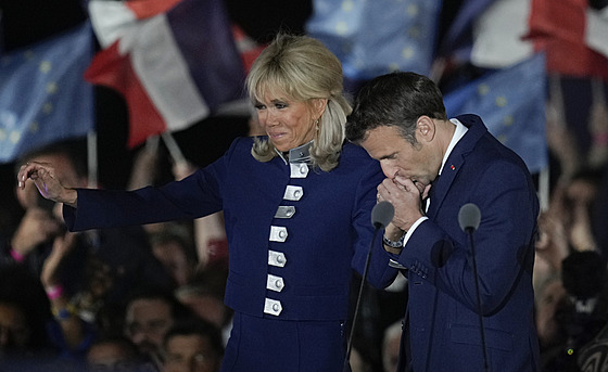Emmanuel Macron s chotí Brigitte po vítzství ve francouzských prezidentských...