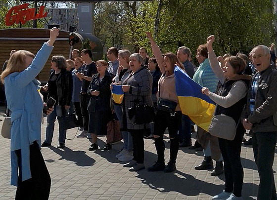 Lidé v ukrajinském Chersonu protestují proti ruské invazi. (27. dubna 2022)