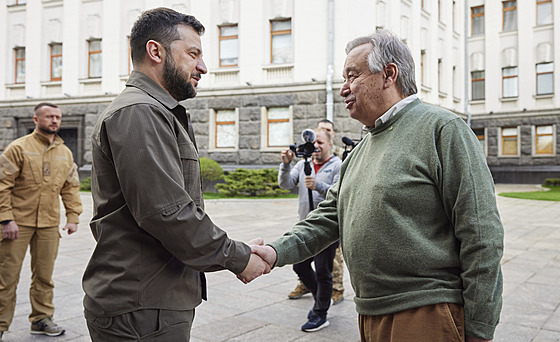 Ukrajinský prezident Volodymyr Zelenskyj (vlevo) a šéf OSN António Guterres při...