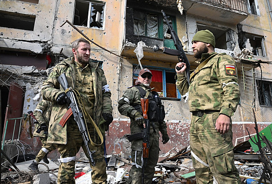 Najatí vojáci z Ji�ní Osetie bojující na stran� ruské armády stojí u zni�eného...