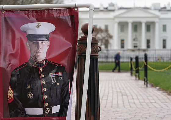 Fotografie veterána americké námoní pchoty Trevora Reeda stojí v parku...