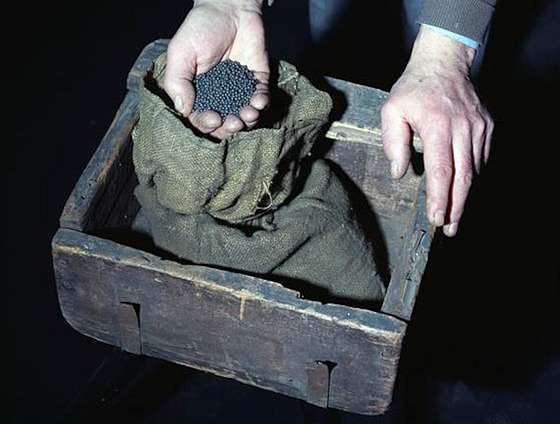 Autentické artefakty ze Zlaté vlakové loupee z roku 1855. Bedýnka, v ní bylo...