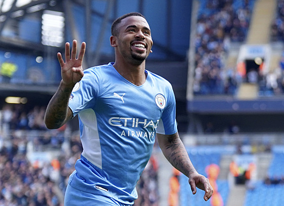 Útoník Gabriel Jesus z Manchesteru City se raduje ze svého tvrtého gólu v...