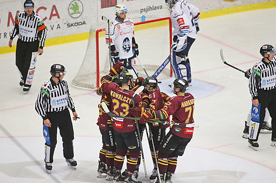 Hokejisté Jihlavy se radují z druhého vsteleného gólu ve tetím utkání baráe...