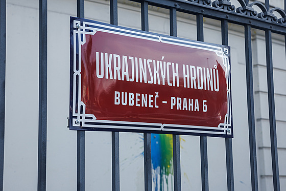Ulice Korunovaní u ruské ambasády nese nový název Ukrajinských hrdin. (22....