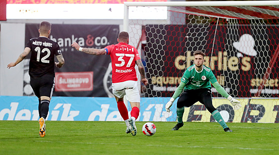 Tinecký branká Luká Hasalík oekává stelu Jakuba ezníka z Brna.