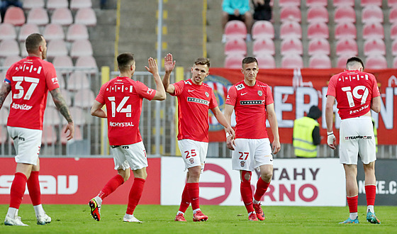 Jakub Neas (. 25) slaví se spoluhrái ze Zbrojovky Brno gól proti Tinci.