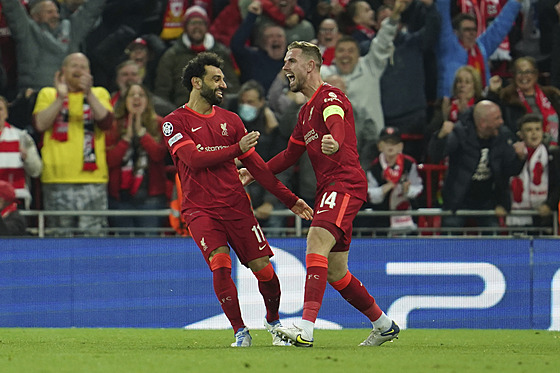 Mohamed Salah (vlevo) gratuluje ke gólu kapitánovi Liverpoolu Jordanu...