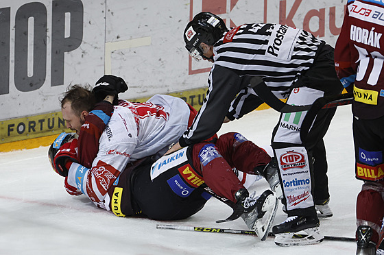 Patrik Hrehor�ák (T�inec) a Tomá� �merha (Sparta) se dostali do vzájemné...