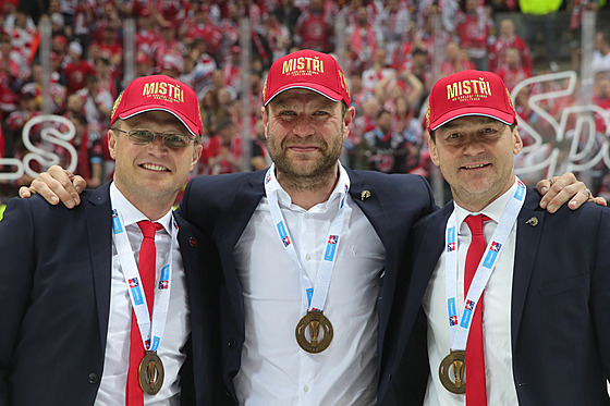 Hlavní trenér Václav Varaa (uprosted) slavil spolu s asistenty Aleem Krátokou (vlevo) a Markem Zadinou extraligový titul v Tinci.